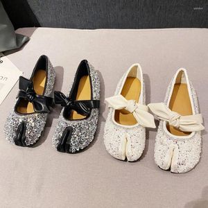 Casual skor glitter bowknot trotter kvinna barfota tabi ninja glittrande kristalllägenheter delade tå loafers femmes guld paljetter mocasines