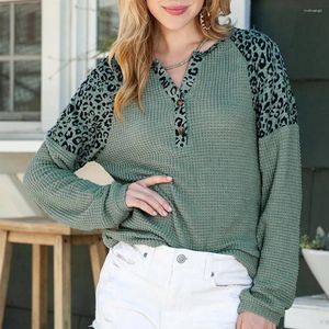 Kvinnors blusar Kvinnor Spring Top skarvad Waffle V Neck Knited Leopard Print Kontrast Färg Löst långärmad Pullover Lady T-shirt