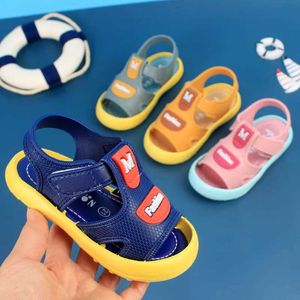 Slipper baby baotou sandaler pojkar kollision förebyggande förebyggande föregångare vår/sommar baby flickor vattentät mjuk enda andningsbara strandskor y240423