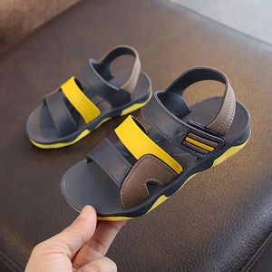 Sommarbarn Sandaler för pojkar Flat Beach Shoes Kids Sports Casual Student Leather Soft Nonslip Fashion Wild 240415