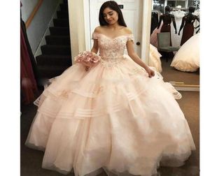 2020 وصول جديد الأميرة Quinceanera فساتين الكرة العباءات قبالة كتف الدانتيل الدانتيل ثلث tiered Sweet 16 فستان المساء الرسمي p9822886