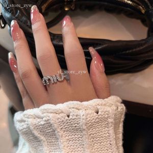 MUI Letter Zircon Open Ring für Frauen leichter Luxus kleiner und beliebtes Instagram Design High -End -vielseitiger Index Finger Mode Mui Mui Ring 2024