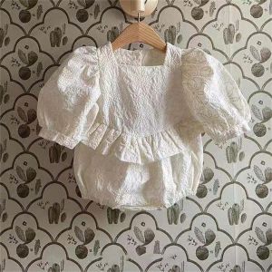 Endelar Vintage Baby Girls Lace Romper Short Puff Sleeve Infant Baby Bodysuit för småbarn Girls Kläder Barn Overgreffar Baby grejer