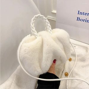 Axelväskor kvinnors vinter trend designer lyx handväska fluffy tote vävt bärhandtag liten mini crossbody