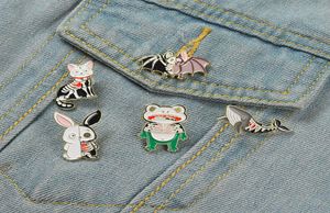 Meio esqueleto Animal Pins de pinos de gato personalizado Bat Rabbit Whale Broche Lapeel Badge Punk Cartoon Jóias Presente para Friend4341362