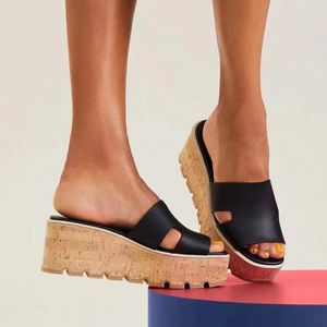 Kadınlar Kama Platformu Terlik Tasarımcı Mule Cowhide kalın taban slip-on sandalet Lady Fashion Beach Leisure Açık Mekan Ayakkabı Lüks Terlik 35-42 Kutu