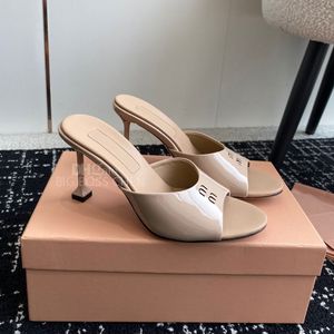 Mulor av mulor av högsta kvalitet Sandal Loat Logo Patent Leather Stiletto High Heels öppna tår Kvinnor Kattunge klackar lyxdesigner Sandaler för kvinnor 10 cm 5,5 cm