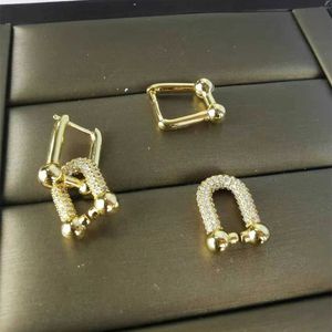 Projektantka marki TIFFS Nowe inkrustowane diamentowe kolczyki klamry w kształcie litery U