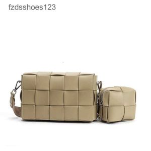 ES5D Trend Tofu Borse Borse da donna Borsa Cowhide Nuova cassetta Woven Lady Oblique Spalla Designer Cross Bottegs Classic 2024 Creative Fashion Chest Dyjr