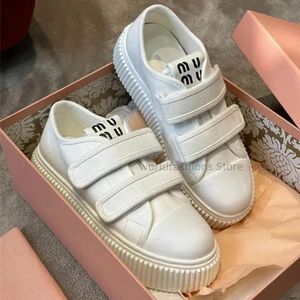 Luxusdesignerin Miui Casual Shoes Miui Sneakers Sommer Canvas Schuh vielseitige kleine weiße Schuhe Plattform Sportschuhe halbe Drag Slipper Plattform Cookie Schuh