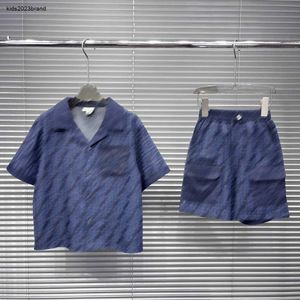ニューキッズデザイナー服サマーボーイズシャツセットベビートラックスーツサイズ100-160 cmグラデーションブルーパターンデザインシャツとショートパンツ24april