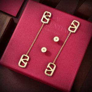 Luxusband Dangle Ohrringe Kupfer mit 18 Karat Gold plattiert Vollkristall V Form Langes Goldketten Charm Drop Ohrringe für Frauen Schmuckparty Geschenk