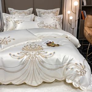 Nordiska sängkläder Set Luxury Gold Feather Embroidery 100 Egyptian Cotton Double Däcke Cover Bedlakor och örngott i sängen 240416