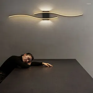 Lampa ścienna nowoczesna prosta sofa salonu