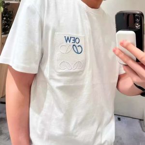 Hög upplaga lyxmode Luo Family Summer New Blue Embroidered Pocket T Shirt Rätt version Par Löst bomull Kort ärm Vit Match