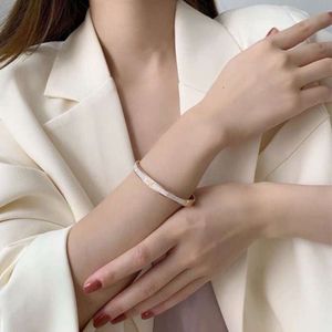 2022 Edição coreana imitação Fritillaria Buckle Bracelet para feminina Moda Mei