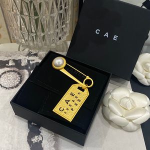 Luxury Gold-Plated Brooch Made Of Brass Material Designed Brand Designers For Elegant Luxurious Women High Quality Jewelry Pendant Brooch Box