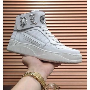 O designer da mais alta qualidade Plein Men Sapatos Handmade Rivet High Top Chaussure Pleins Mens Couro Metal Sapatos de Bottom Flato Brilhável