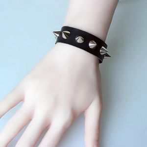 Strands Bracelete de Hip Hop Spike Rivet Punk Gothic Rock UNISSISEX Bracelets for Women Bangles Jewelry Conjunto de punho de punho por atacado