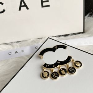 Designers New Luxurious Gold-Plated Brooch Circular Pendant Fashionable Brooch High-Quality Gift Gift Clothing Brooch Box Birthday Party