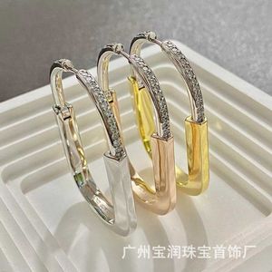 Projektant Wszechstronny Tiffayss Nowe kolczyki zamka i Yang Chaoyues same premium 18K Rose Gold Diamond Bluckle z lekką luksusową głową GV7A