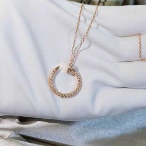 Colar de luxo Loja on -line Luz de luxo colar de unhas feminino S925 STERLING SLATA DE PEQUENO DESIGN INS RED RED RED Diamond 18K Rose Gold Lock Chain