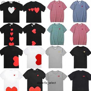 2024 Spela Mens T Shirt Designer Red Comes Heart Women Garcons S Badge Des Quanlity Ts Cotton CDG Embroidery Kort ärm Svart och vit randig lös sommar TSH JWT6