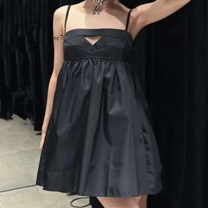 Треугольная модель -дизайнерская платья женская полая юбка из камизола для летнего дизайнерского дизайнера пляжного платья минималистская слабая посадка 7505