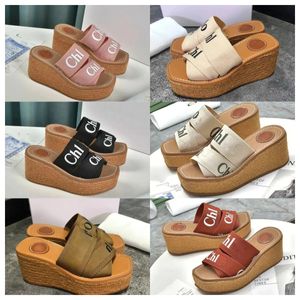 2024 TOP LUSURYS Designer Platform Sandal Flat Chlos Shoe Fashion Slowers Sliders Women Slipper Outdoor Men Menaker Summer Buty Black Slide Beach Canvas