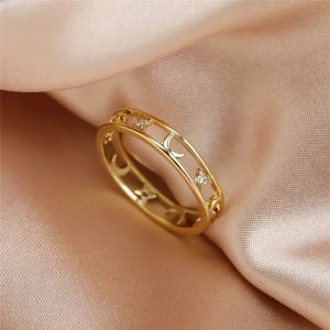 Band söta kvinnliga kristallstjärnmåne smycken charm guld färg ihåliga bröllopsringar för kvinnor läckra brud zirkon engagemang tunn ring