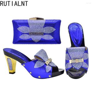 Scarpe eleganti set blu e sacchetti reali per donne africane set da parte della abbinamento di alta qualità