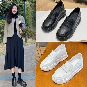 Casual Shoes Lefu för kvinnor under våren 2024 Typ av lätt läder med inre höjd slitage koreansk uniform