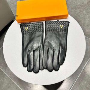 Fashion Designer Gloves Mittens For Women Men Real Leather Push Winter Keep Warm Thicker Windproof Genuine Sheepskin Five Fingers Gloves 4334