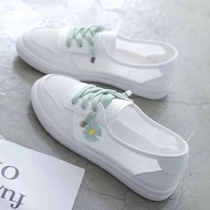 Scarpe bianche bianche da donna estate 2024 scarpe nuove in mesh casual scarpe mesh traspirante scarpe da tavolo leggera piatta