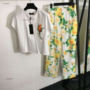 Calça de marca definido feminino tshirt designer de duas peças de manga curta moda moda moda bordou o logotipo de flores retas mulheres 2pcs 23 de abril