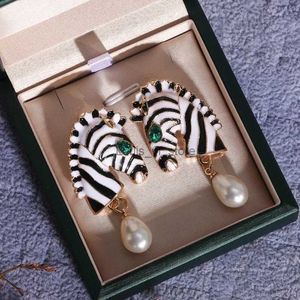 Dangle Chandelier Novel Zebra Head Shape Drop Earrings Women Fashion Imitation Pearl Animal Earring for Cocktail Party Statement Jewelry H240423