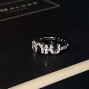 Anel de designer para mulher Mui Mui Luxo 925 anel 2023 nova família Miao Mletter Full Diamond Ring único indicador de dedo único para estudantes simples e individualizados C