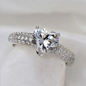 Bande Huitan Simple Elegant Crystal Heart CZ Band Ring per Women Eternity Wedding Trend Rings Female Rings Classic Jewelry Wholesale all'ingrosso