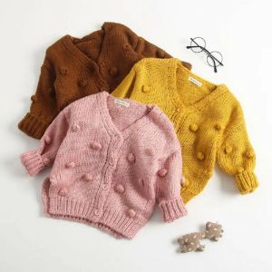 Tröjor spädbarn baby flicka solid stickad cardigan pom poms applikation nyfödd baby flicka bomullströja kläder