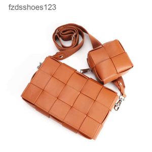 Çantalar trend moda çantası es5d kadın omuz inek derisi dokuma çanta tofu kaseti bayan yeni eğik bottegs tasarımcı Cross Creative Classic 2024 qkzt