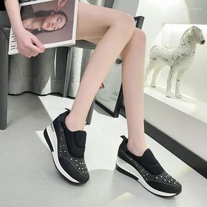 Sapatos casuais para mulheres 2024 Spring Black Slip-On Ladies Sneakers Breathable Mesh Light Vulcanized