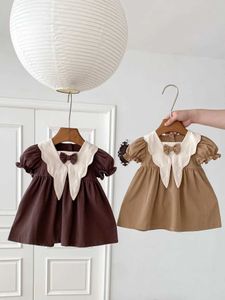 Vestidos de menina 2024 verão nova menina de bebê manga de manga de sopa casual estilo preppy estilo infantil colarinho de boneca colarinho vintage roupos infantis h240423