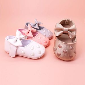 Nowe buty dla niemowląt motyl w kształcie serca handel zagranicznym koreańskie buty dziecięce buty do chodzenia w stylu księżniczki wygodne miękkie podeszwy buty dla dzieci hurtowo