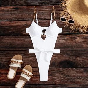 Menas de banho feminina Sexy White One Piece Swimsuit Women Metal Strap Black Hollow Out Withire Monokini Holiday Backless Bathing Aritão 2024