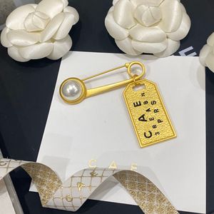 Luxury Gold-Plated Brooch Brand Designer New Hang Tag Style Design Fashionable Charming Girl Brooch High-Quality Jewelry Boutique Brooch Box