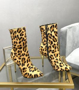 Klassisk mode europeisk och amerikansk stil tunna höga klackar korta stövlar leopard tryck sexig feminin skicka väska storlek 35428406040
