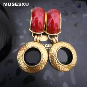 Örhängen smycken tillbehör retro lyxstil högkvalitativ gyllene ihålig bokstav häng med röda agatörhängen för kvinnors gåvor