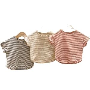 Toppar koreansk stil baby toppar ins sommar randig kort ärm t -shirt för pojkar flickor bomull casual tees skjorta nyfödda kläder 3m24m