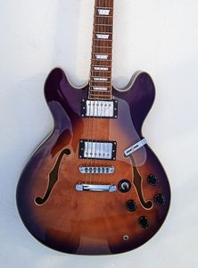 エレクトリックギターの光沢のある紫色のセミホローボディ、右利きのローズウッドフィンガーボードクリアPcikguard