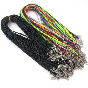 Halsketten 20pcs/Los handgefertigtes Lederverstellbar geflochtenes Seil Halsketten Anhänger Charms Befunde Hummerverschluss Schnurkabel